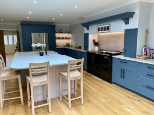 1909 Storm Blue and Dry Rose Pink Kitchen